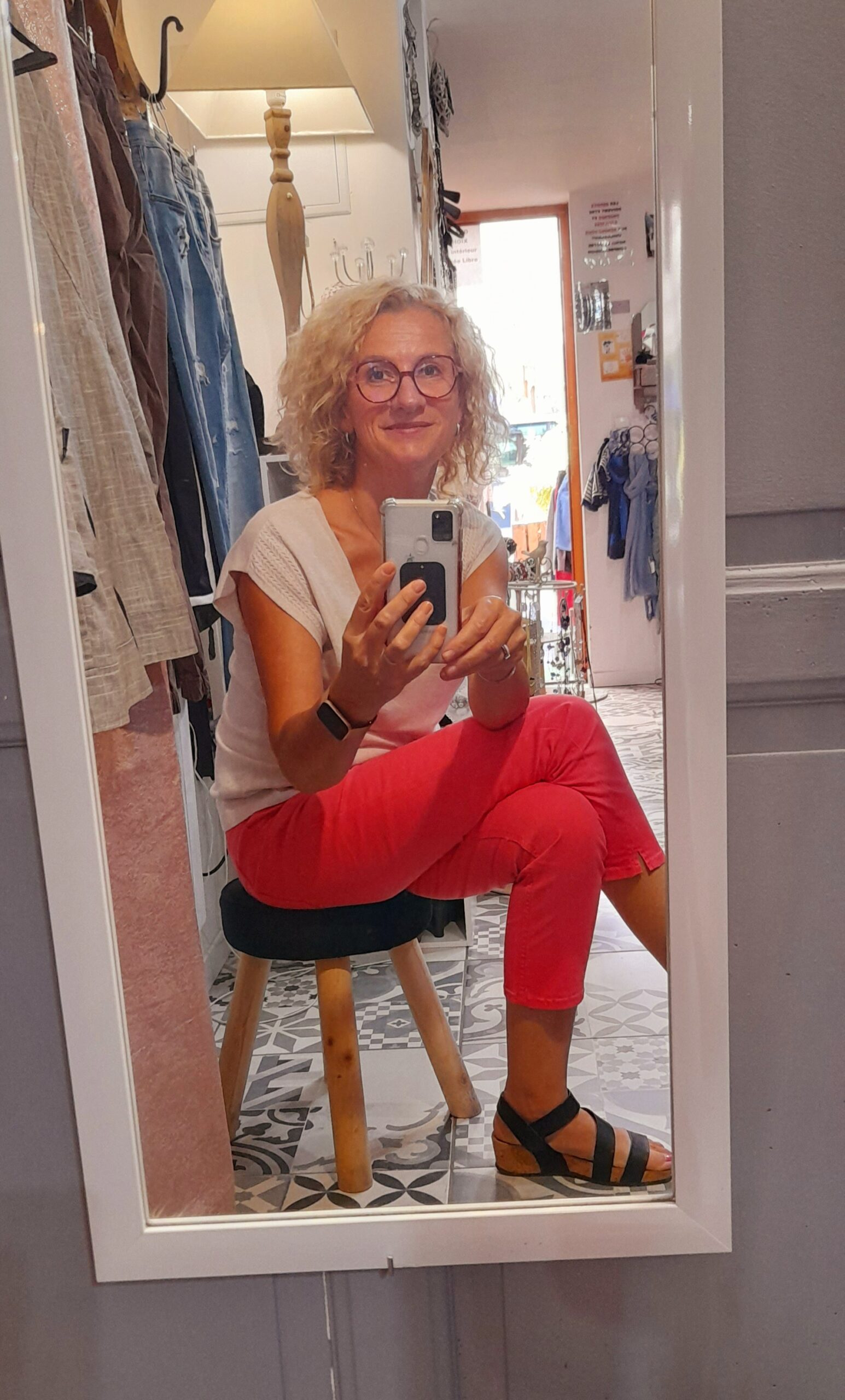 Florence de Chez Flo La Boutique, magasin de vêtements d'occasion