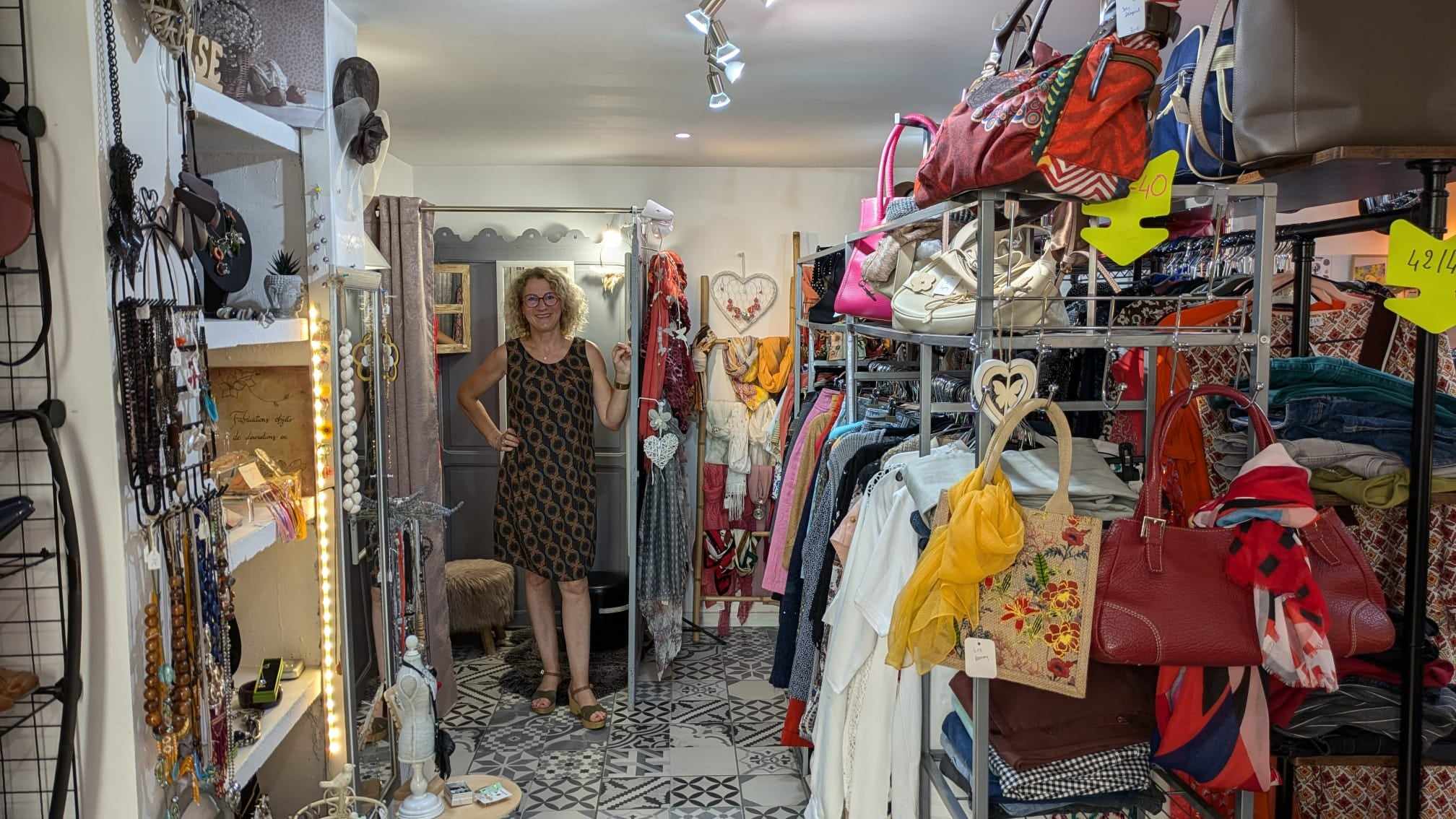 Florence dans sa boutique de vêtements d'occasion