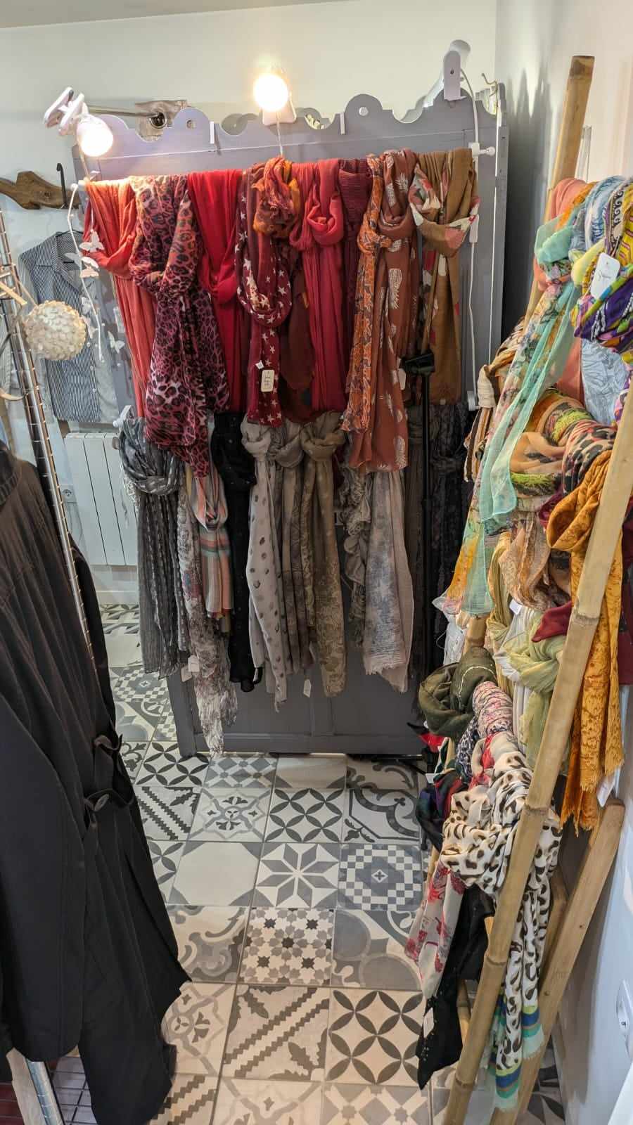 Écharpes dans le magasin de vêtements d'occasion Chez Flo La Boutique