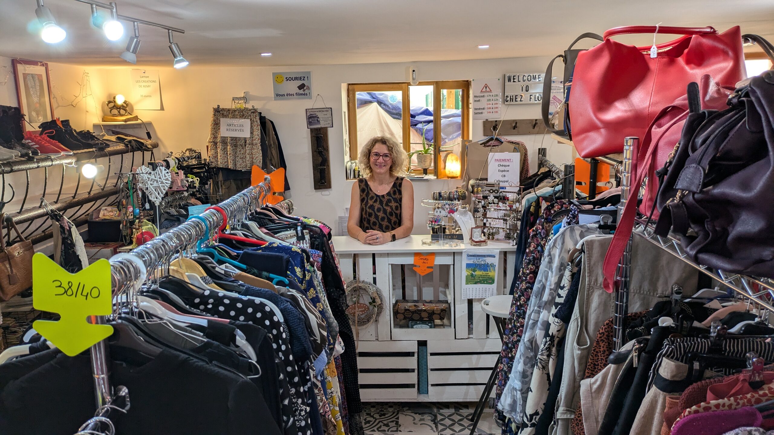 Vue sur la caisse de Chez Flo La Boutique, dépôt-vente de vêtements