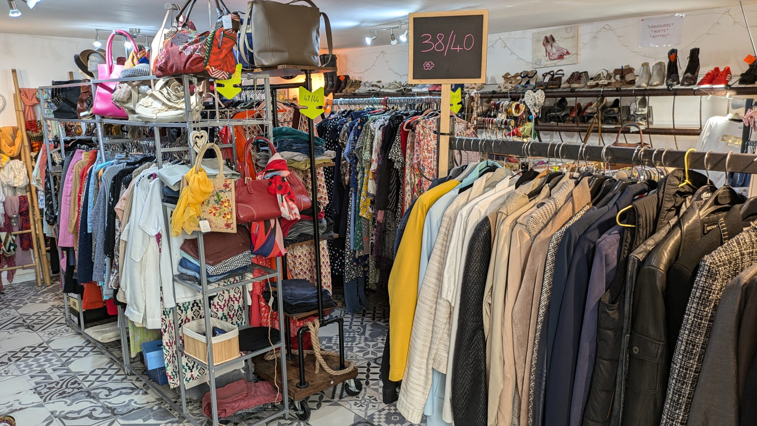 Entre les rayons du dépôt-vente Chez Flo La Boutique