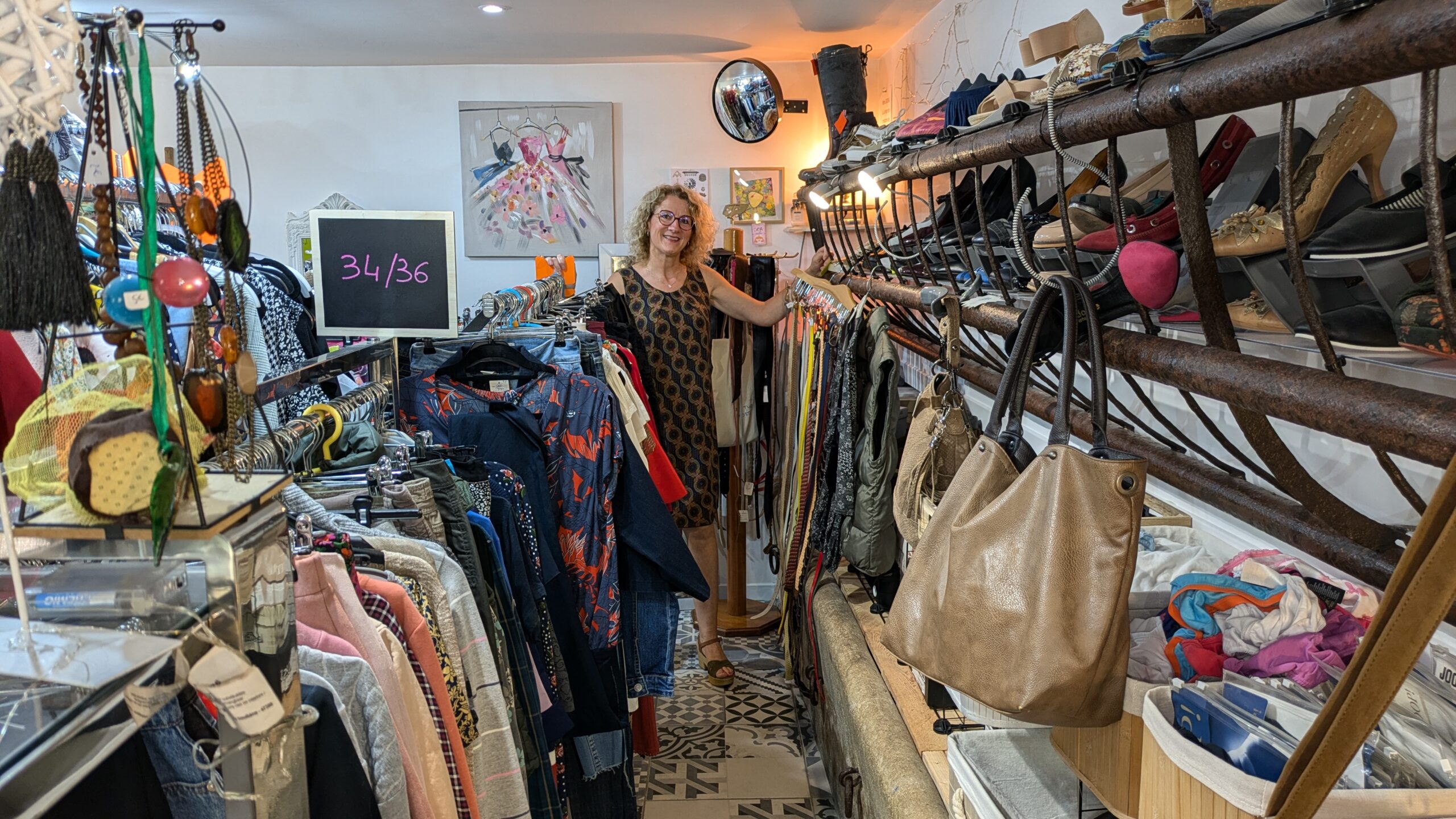 Chez Flo La Boutique, magasin de vêtements d'occasion dans une ancienne écurie