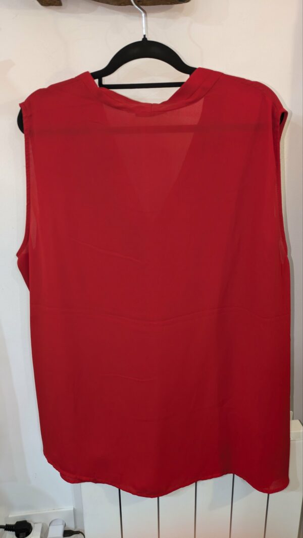 blouse rouge sans manches Kiabi taille 56 – Image 2