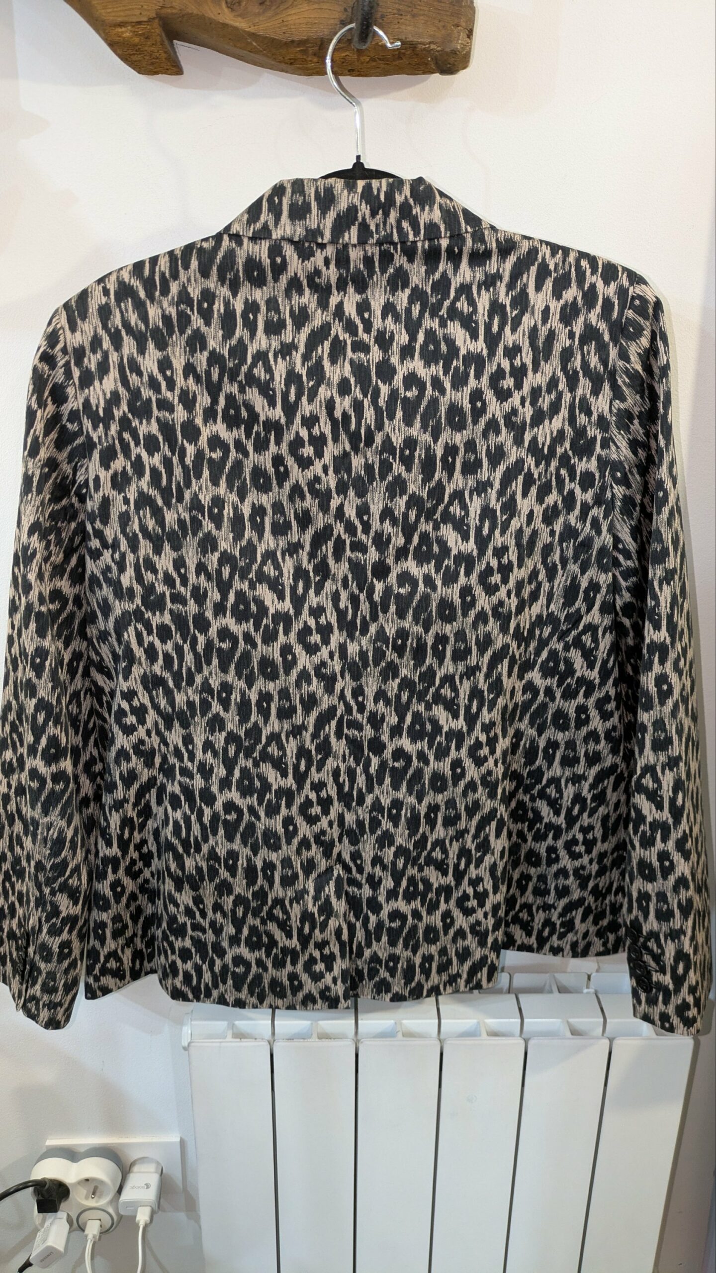 veste imprimé léopard beige et noire 1.2.3 taille 46 – Image 5
