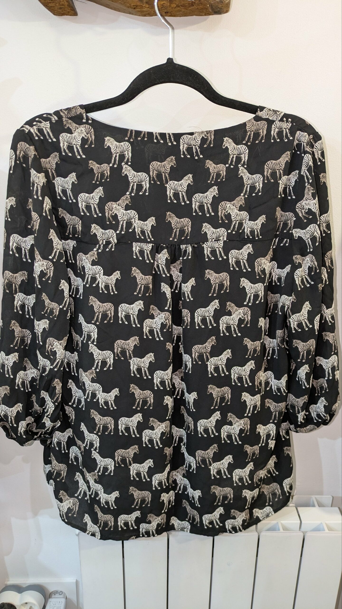 blouse noire et zèbre taille 46 – Image 2