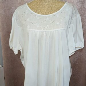 t-shirt blanc et broderie taille 54