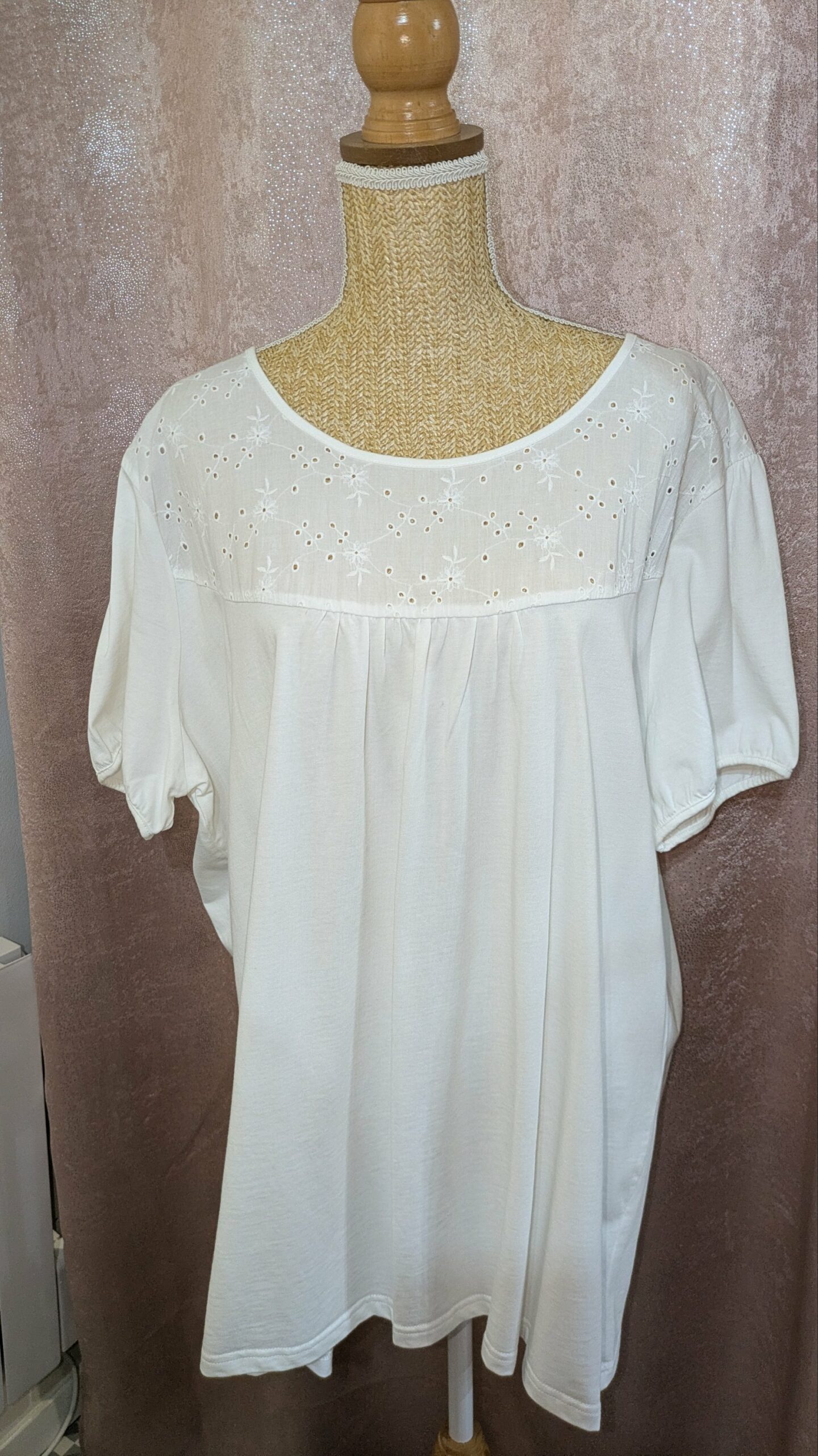 t-shirt blanc et broderie taille 54