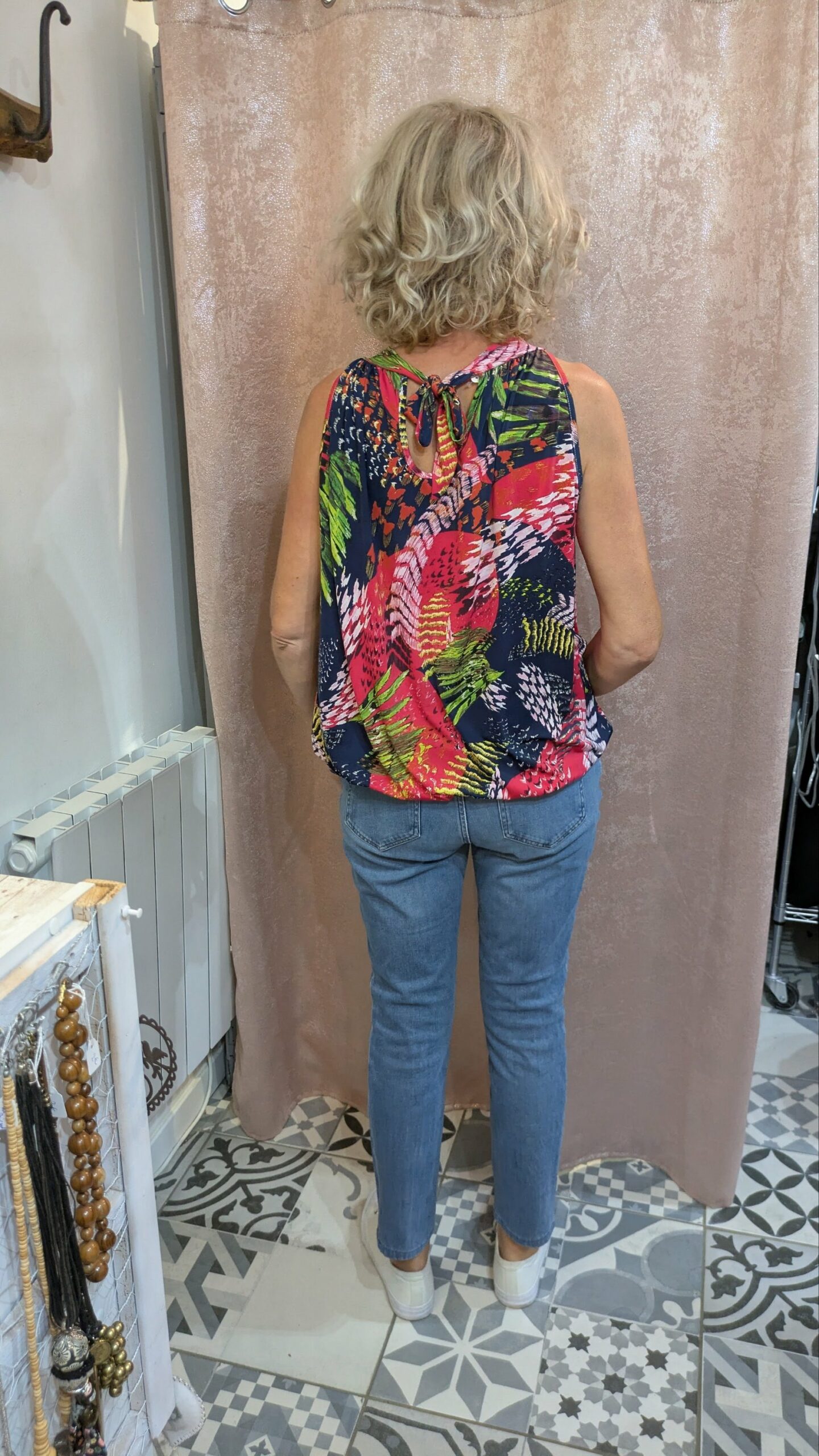 top fleuri sans manches taille 44/46 – Image 2
